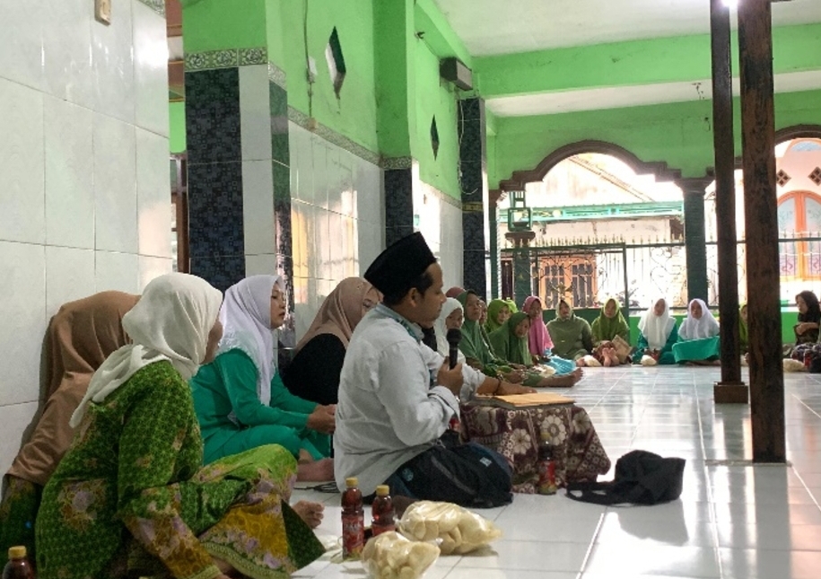 Rawat Tradisi, Mahasiswa Gelar Kajian Kitab Turats Bersama Fatayat Muslimat Karangdayu